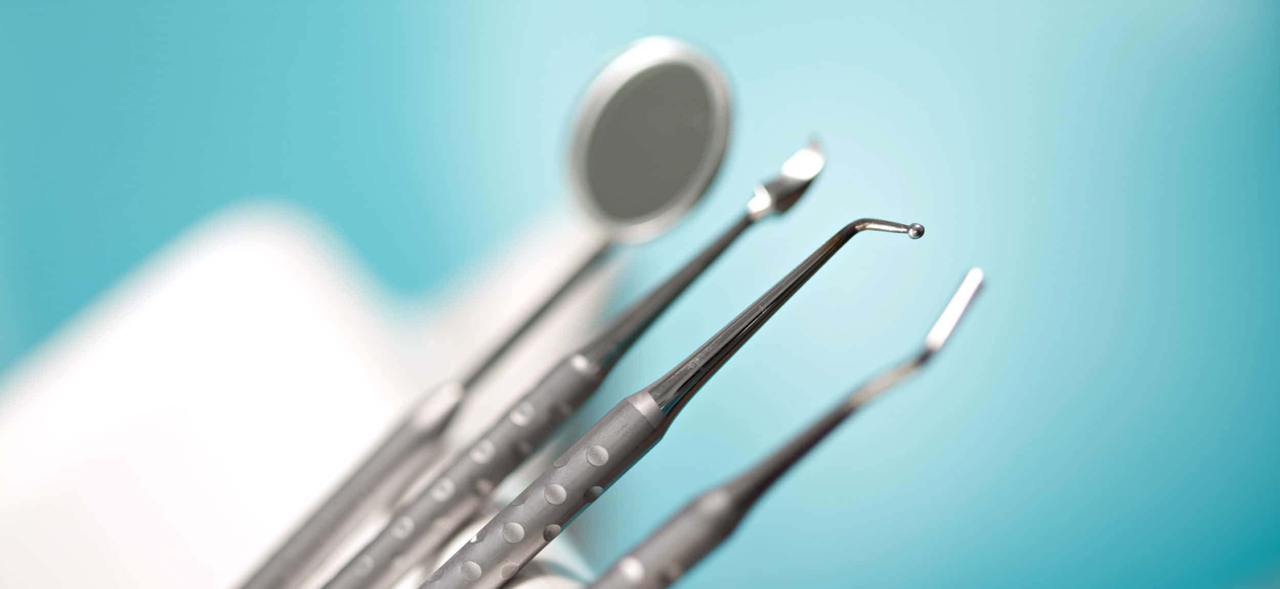 Ablazione del tartaro con strumenti e materiali all'avanguardia nella clinica dentale Grand Turismo Dentale in Moldavia